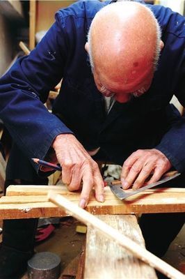 百歲巧手傳溫情，千把馬扎贈(zèng)鄰里——老木匠的工匠精神與社區(qū)情誼